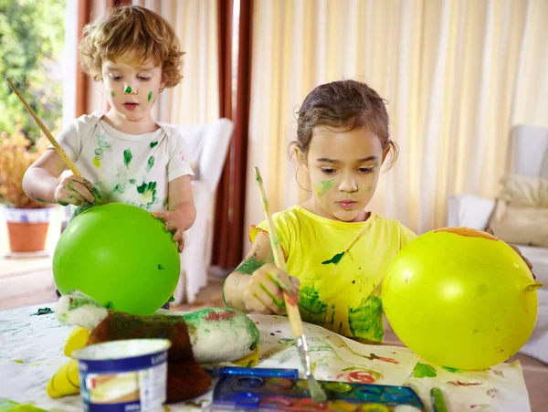 Anak Anak Kreatif Kakak Dan Adik Membuat Sebuah Lukisan Berantakan — Stok Foto