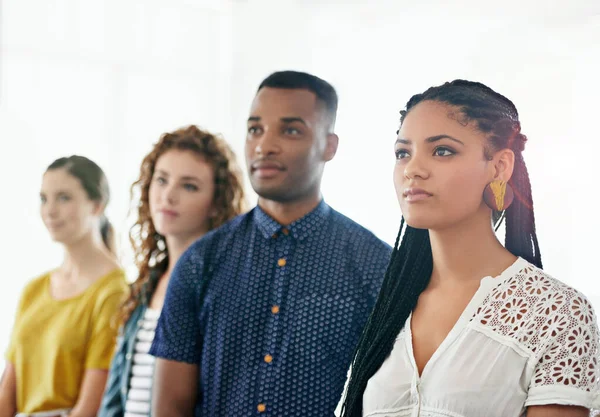 Leur Dévouement Les Mènera Loin Une Belle Jeune Femme Debout — Photo