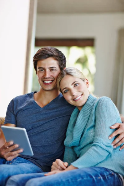 Eles Têm Ligação Amorosa Jovem Casal Feliz Usando Tablet Digital — Fotografia de Stock