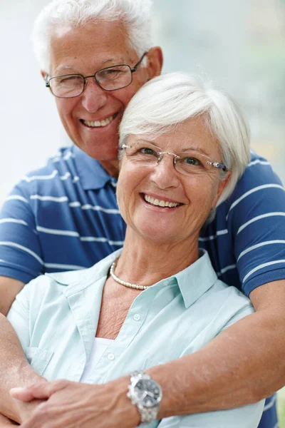 Matrimonio Recuerdo Amor Retrato Una Feliz Pareja Ancianos Sonriendo Cámara —  Fotos de Stock