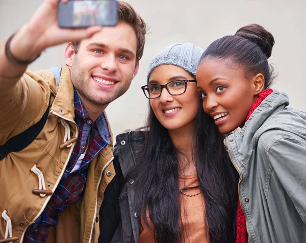 Studentské Vzpomínky Skupina Vysokoškoláků Kteří Berou Selfie Kampusu — Stock fotografie