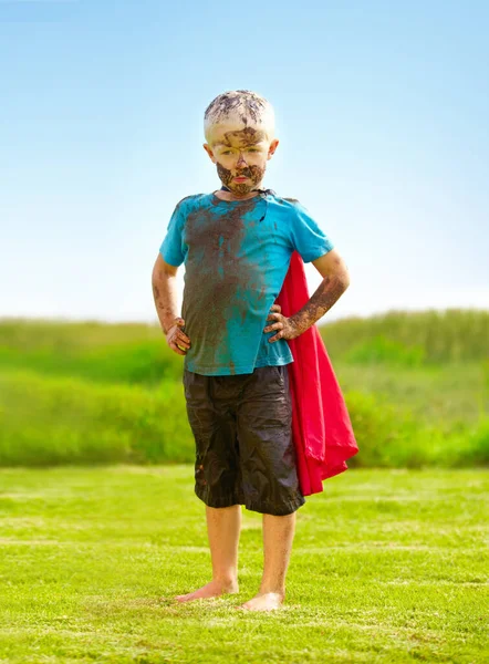 Брудний Супергерой Маленький Хлопчик Одягнений Супергерой Вкритий Брудом — стокове фото