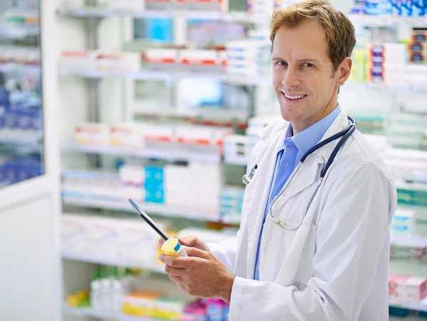 Büszke Vagyok Hogy Gyógyszerész Vagyok Digitális Tablettán Dolgozó Gyógyszerész — Stock Fotó