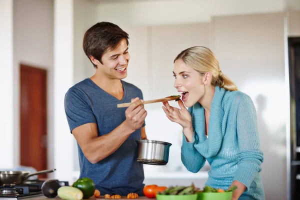 냄새만큼 잘생긴 남자가 아내에게 요리를 대접하는 — 스톡 사진