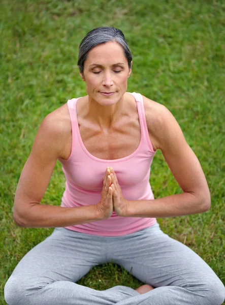 Konsten Att Meditera Attraktiv Mogen Kvinna Som Utövar Yoga Lotusposition — Stockfoto