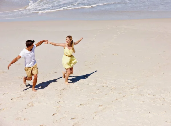 Najszczęśliwszy Wakacjach Szczęśliwa Młoda Para Ciesząca Się Romantycznym Spacerem Plaży — Zdjęcie stockowe