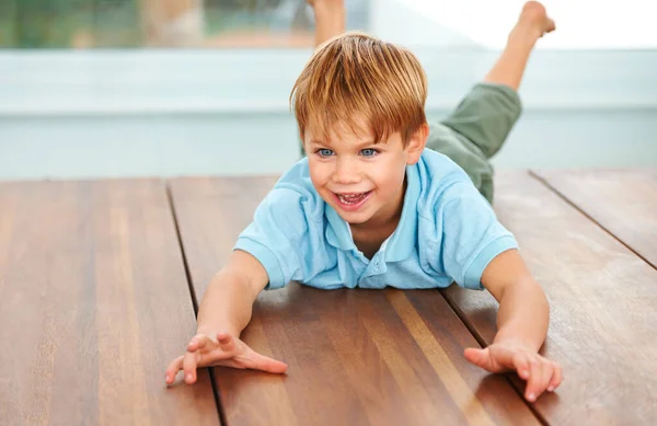 Divertir Casa Menino Bonito Jogando Mesa Jantar Casa — Fotografia de Stock