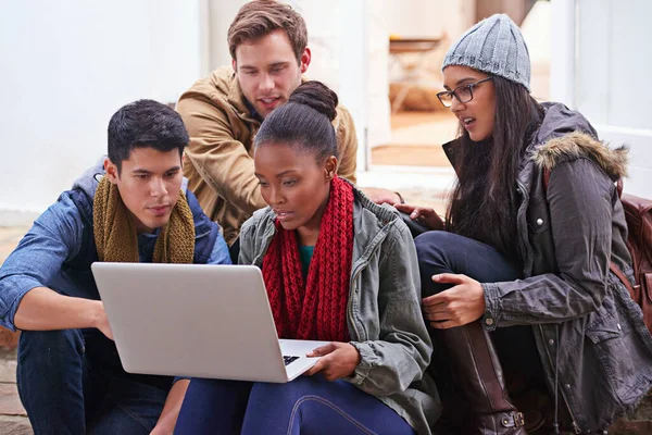Trabalhando Juntos Seu Projeto Pesquisa Estudantes Universitários Usando Laptop Enquanto — Fotografia de Stock