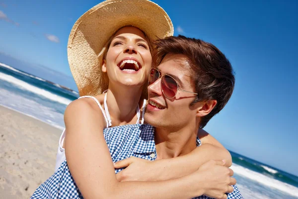 あなたはあまりビーチを持つことはできません 幸せな若いカップルがビーチで一日を楽しんでいて — ストック写真
