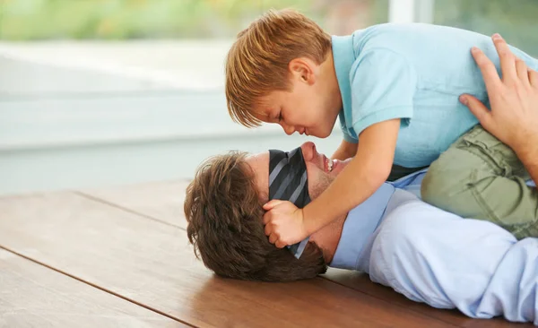 Puedes Verme Chico Lindo Sentado Joven Padre Cubriendo Sus Ojos — Foto de Stock