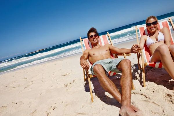 こんにちは夏 私たちはあなたを待っていました 幸せな若いカップルの肖像画彼らのデッキチェアに乗ってビーチで — ストック写真
