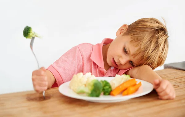 我真的不喜欢蔬菜 一个小男孩非常不喜欢吃蔬菜 — 图库照片