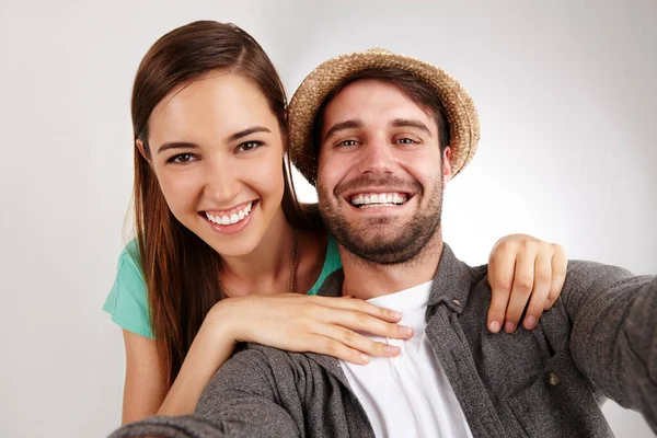 Imagen Felicidad Autorretrato Una Feliz Pareja Joven Estudio — Foto de Stock