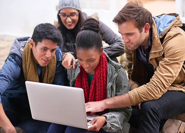 Aprendendo Juntos Estudantes Universitários Usando Laptop Enquanto Estão Sentados Campus — Fotografia de Stock