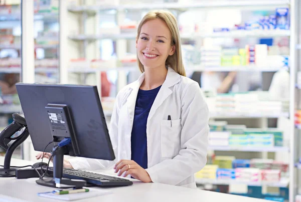 Cómo Puedo Ayudar Hoy Retrato Farmacéutico Atractivo Usando Ordenador — Foto de Stock