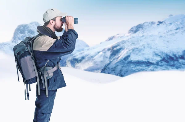 去了荒野里 用双筒望远镜搜寻风景的登山者 — 图库照片