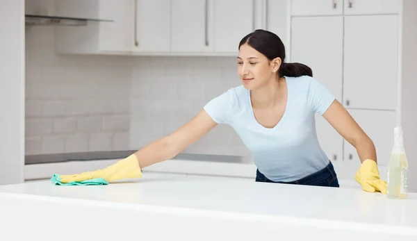 Kadın Temizlikçi Hizmetçi Işçi Için Mutfak Tezgahını Temizlik Spreyi Ürünüyle — Stok fotoğraf
