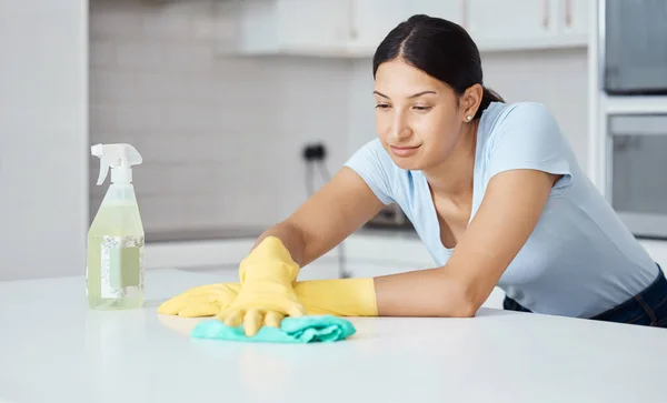 Καθαρότερη Γυναίκα Καθαρίζοντας Πάγκο Κουζίνας Ύφασμα Μπουκάλι Σπρέι Και Γάντια — Φωτογραφία Αρχείου