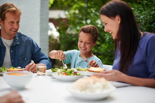 Genieten Van Een Hartige Familiemaaltijd Een Gezin Dat Buiten Van — Stockfoto