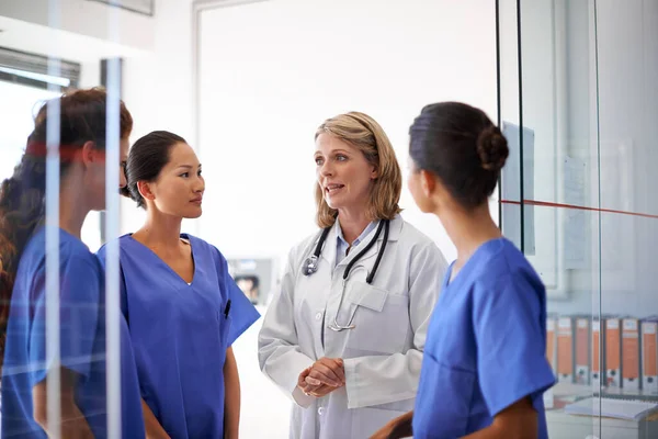 Theyre All Same Page Female Doctor Assigning Tasks Group Nurses — Stock Photo, Image