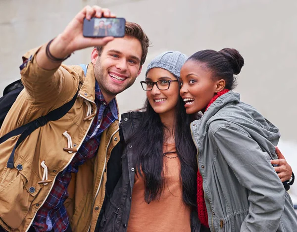 Sorri Grupo Estudantes Universitários Tirar Uma Selfie Campus — Fotografia de Stock