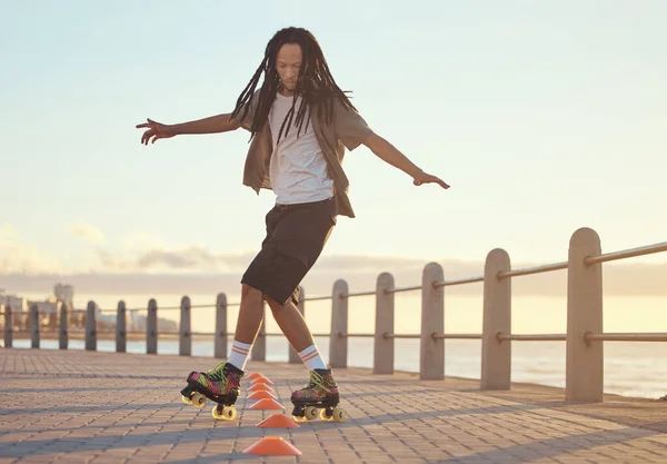 Patines Playa Deporte Con Hombre Que Monta Alrededor Del Cono —  Fotos de Stock