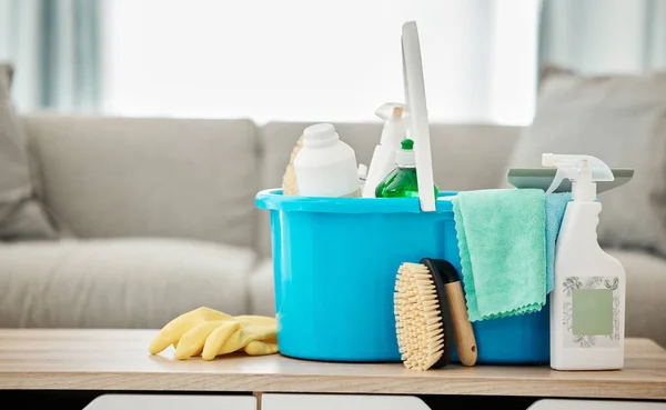 清洁服务及装有喷雾瓶 橡胶手套和刷子的容器 春季清洁日 职业或家务活 桌上有家庭用品 — 图库照片