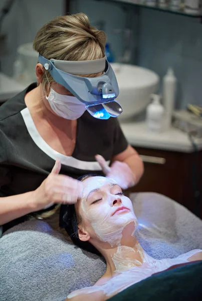 Ringiovanire Giovinezza Una Donna Che Riceve Trattamento Viso Una Clinica — Foto Stock