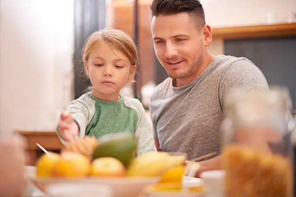 Elle Aide Pour Petit Déjeuner Une Petite Fille Déjeunant Avec — Photo