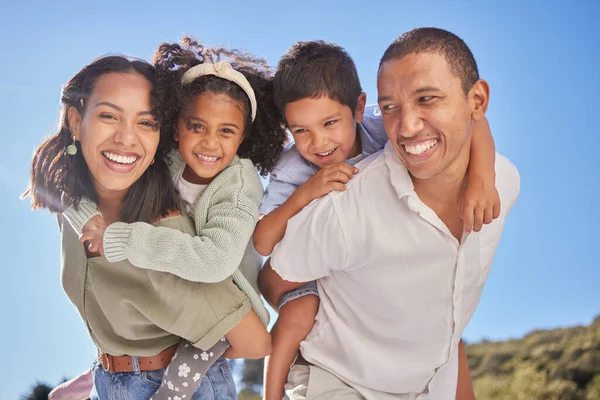 Zwart Familieportret Zomervakantie Kinderen Met Ouders Aan Blauwe Hemel Zon — Stockfoto