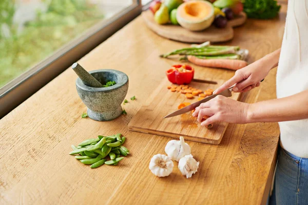 All Right Cooking Implements Attractive Young Woman Chopping Vegetables Kitchen — Stock Photo, Image