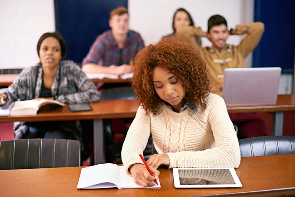 Skup Się Zdecyduj Się Zabrać Szczyt Student Pracujący Przy Jej — Zdjęcie stockowe