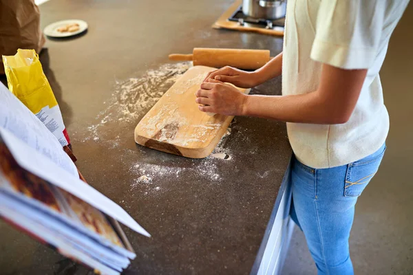 Sto Provando Una Nuova Ricetta Una Giovane Donna Impastare Pasta — Foto Stock