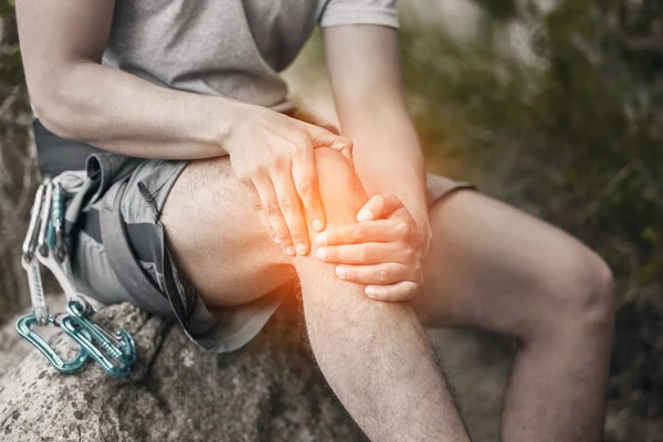 Rodilla Lesión Dolor Con Hombre Sentado Una Roca Para Tomar —  Fotos de Stock