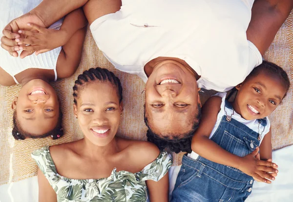 子供と黒の家族の肖像画は 夏の休暇 休日や太陽の下で幸せな休憩のためにリラックスします 大きな家族と子供たちは一緒に地上からビーチに横たわって笑顔に直面しています — ストック写真