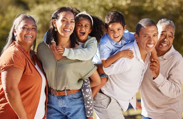 Большая Семья Три Поколения Счастливые Люди Разделяющие Любовь Заботу Особую — стоковое фото