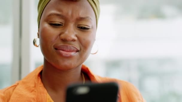 Redes Sociales Mujer Negra Confundida Con Teléfono Leyendo Texto Impactante — Vídeo de stock