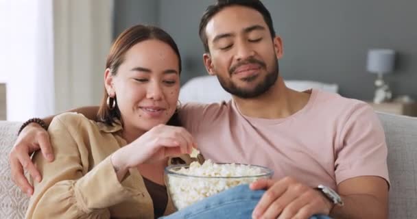 Pár Obýváku Pojídání Popcornu Televizního Streamování Komediálního Filmu Domácí Pohovce — Stock video