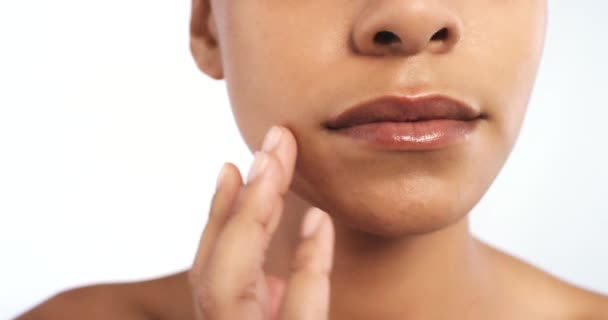 Kobieta Usta Kosmetyki Kosmetyczne Miękkich Gładkich Ustach Białym Tle Studio — Wideo stockowe