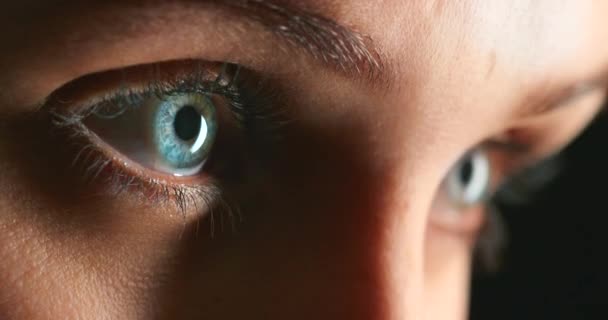 Blå Øjne Kvinde Ansigt Med Vision Innovation Ide Planlægning Sikkerhed – Stock-video
