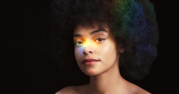 Luz Arco Íris Modelo Mulher Negra Com Cosméticos Beleza Brilho — Vídeo de Stock