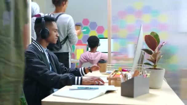 设计和营销与忙碌的办公室和创造性的商人在电脑上工作 在现代时尚的工作场所与年轻的男性设计师一起工作的咖啡 创意和广告 — 图库视频影像