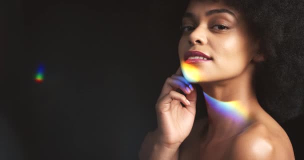 Rainbow Lgbt Espectro Luz Sobre Mulher Negra Para Brilho Beleza — Vídeo de Stock