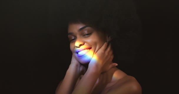 Lgbtqの誇り 輝きや美しさのための黒人女性に対するレインボープリズムの光 ネオン スペクトルフレアとユニークな 創造的またはカラフルな芸術のためにポーズ若い女の子のライト — ストック動画