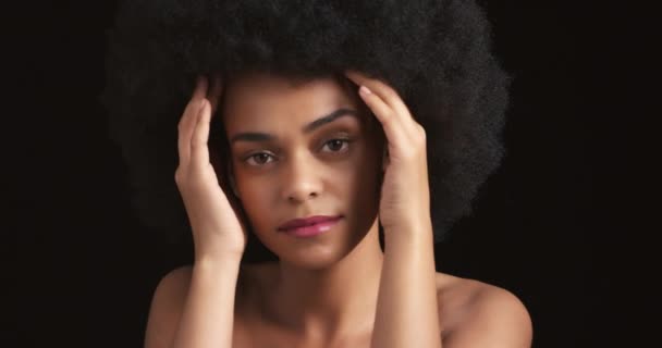 Piękny Portret Czarna Kobieta Dotykająca Pielęgnacji Skóry Naturalnego Odnowy Biologicznej — Wideo stockowe