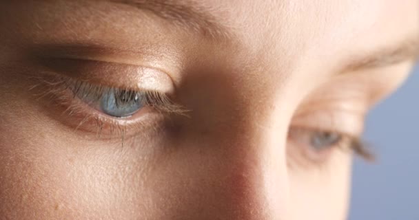 Olhos Azuis Mulher Triste Depressiva Olhando Com Estresse Ansiedade Saúde — Vídeo de Stock
