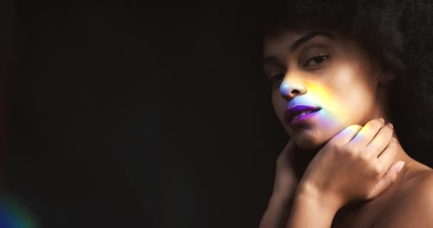 スタジオ暗い背景とモックアップで虹色の肌 Lgbtqと黒の女性の肖像画 プリズムライト 創造性と化粧品スキンケアの美しさや体の健康の輝きや輝きと健康のためのクィアモデルの顔 — ストック動画