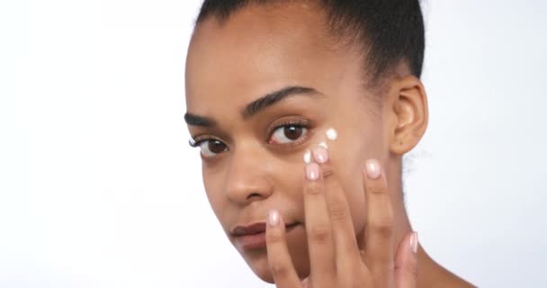 Schönheitsprodukt Hautpflege Und Gesichtscreme Mit Einer Schönen Frau Während Der — Stockvideo