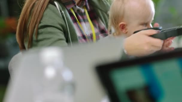 Geschäftsfrau Mit Kopfhörer Und Baby Büro Das Kindermusik Oder Audio — Stockvideo