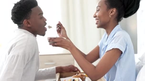 Liebe Glück Und Frühstück Bett Für Paare Mit Lächeln Während — Stockvideo